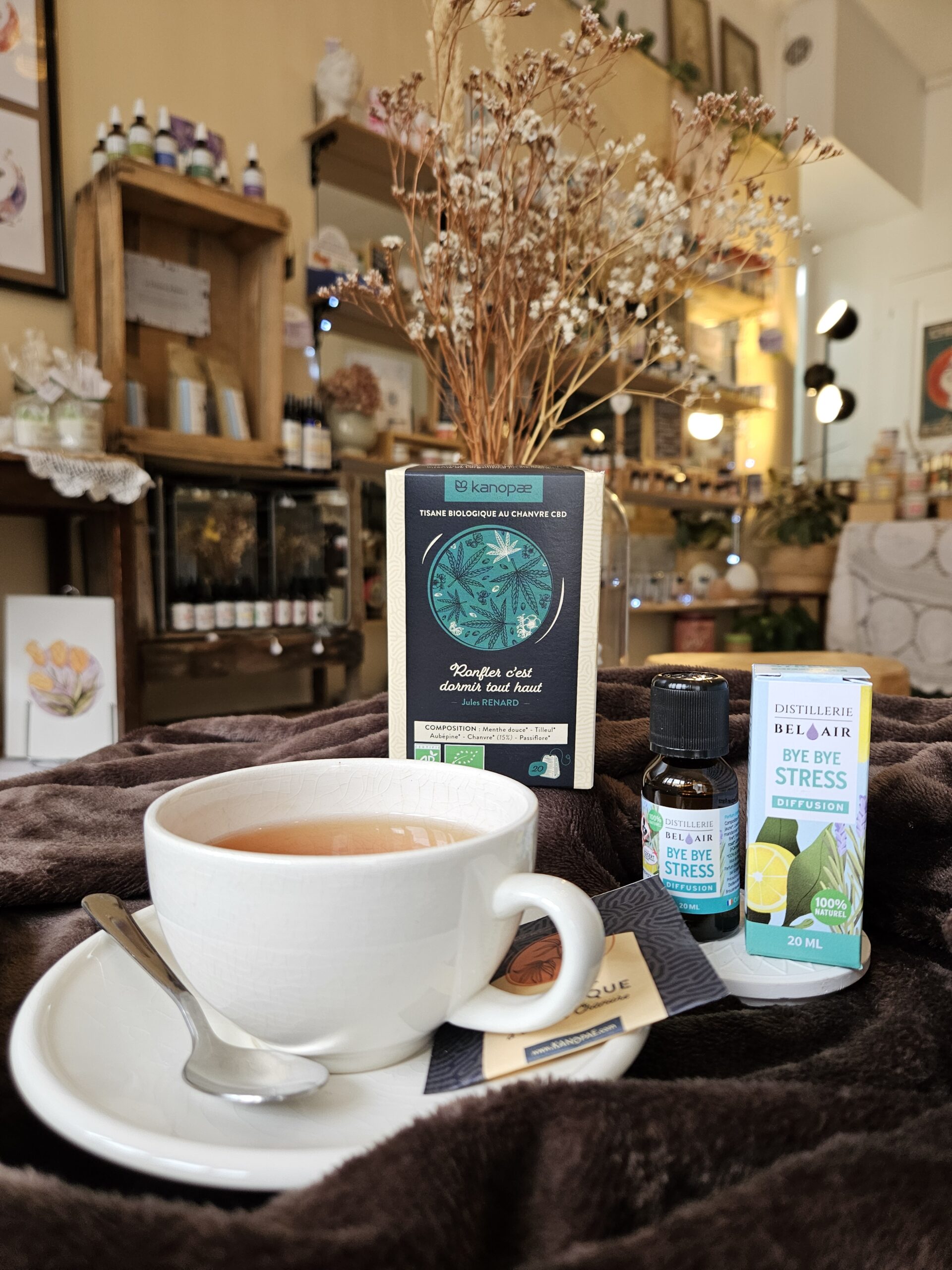 Boite d'infusettes pour le sommeil, plus une huile essentielle contre le stress, ainsi qu'une tasse d'infusion 