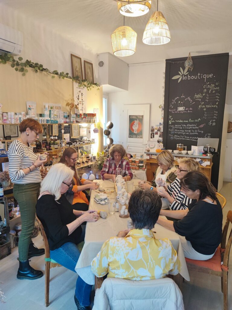 Atelier de modelage d’argile en boutique autour d’une table