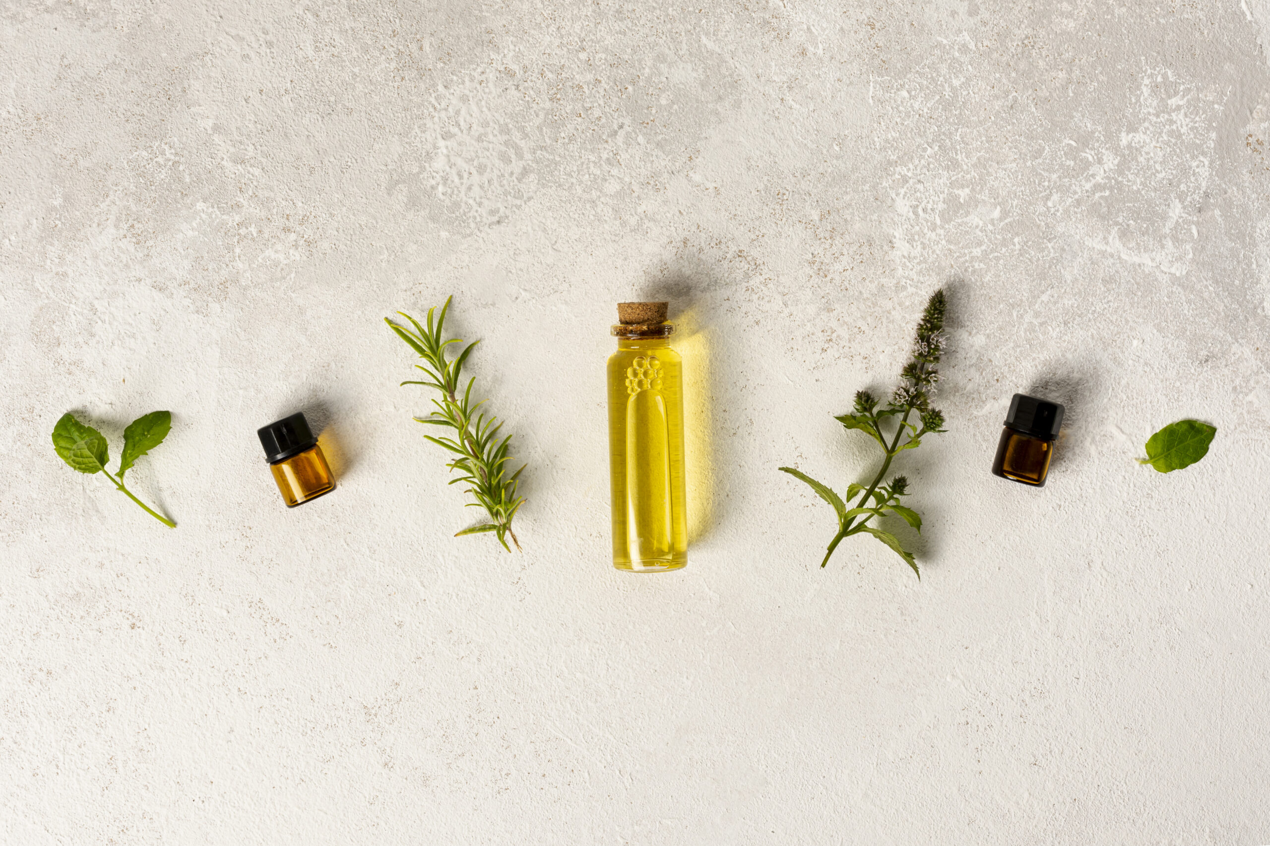 flacon d'huile vegetale avec herbes aromatiques sur fond clair
