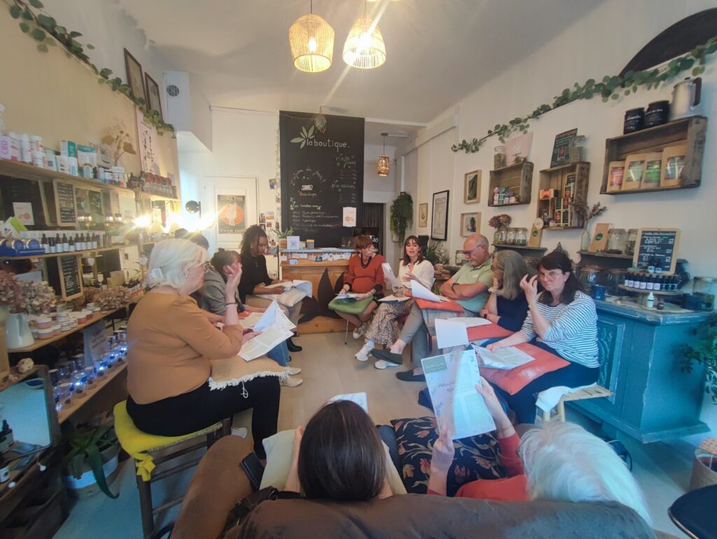 Atelier en boutique, participants assis en cercle avec documents