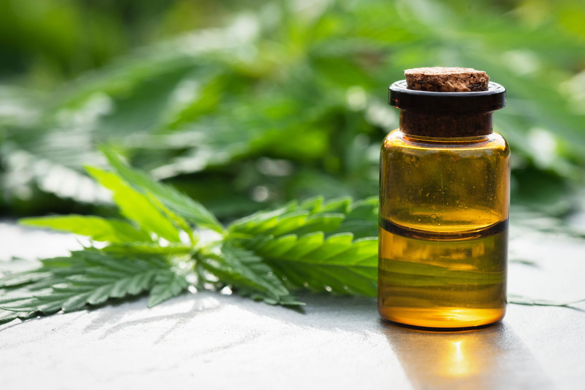 Flacon en verre ambré avec huile et bouchon en liège