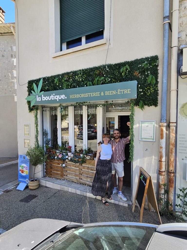 Cyril et Mélanie dans leur boutique à Noves